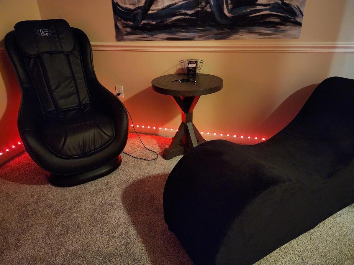 Two Couple Up - Adults Only! Instant Booking Let'S Play Charlotte Eksteriør bilde