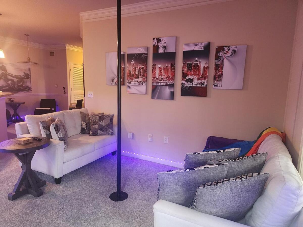 Two Couple Up - Adults Only! Instant Booking Let'S Play Charlotte Eksteriør bilde