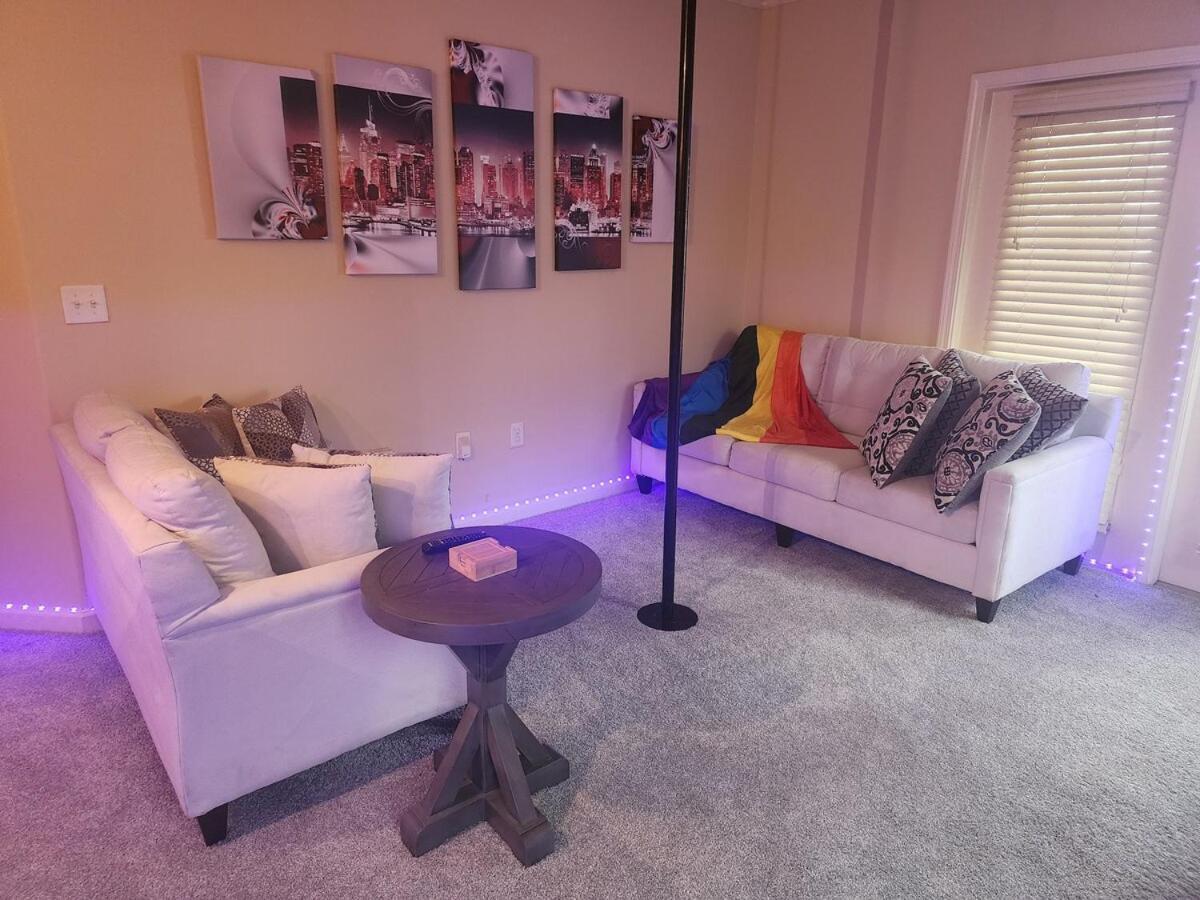 Two Couple Up - Adults Only! Instant Booking Let'S Play Charlotte Eksteriør bilde